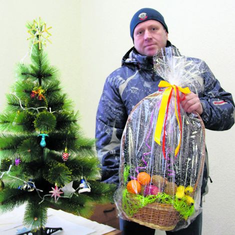 Глава семьи Есиных с подарком от магазина &laquo;Фруктовый рай&raquo; - корзиной спелых, свежих фруктов