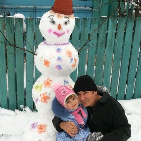 От этой фотографии, присланной Еленой Козловой, веет теплом и любовью.А какой гламурный снеговичок получился!
