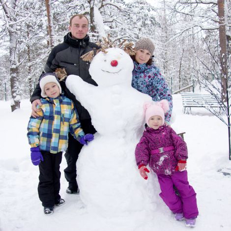 Семья Пановых собралась в полном составе, чтобы слепить вот такого милого снеговика